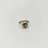 Anillo plateado con apliques dorados, con diseño de dos figuras tomadas de la mano.
