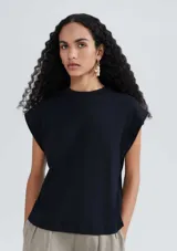 Musculosa azul marino de tejido de punto con cuello redondo y sisas amplias. Diseño minimalista y corte recto.