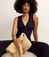 Pantalón pantalona azul marino de ribana con textura acanalada y cintura elástica.