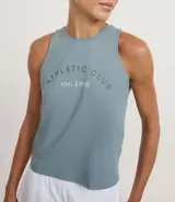 Musculosa deportiva femenina color azul verdoso, con cuello redondo y sisas amplias. Presenta un estampado frontal con el texto curvo "ATHLETIC CLUB est. 1990".