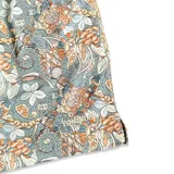 Short de baño para hombre con estampado floral en tonos celeste, naranja y blanco. Tiene elástico en la cintura, cordón ajustable, tres bolsillos y mesh interior hipoalergénico.