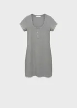 Vestido corto gris de tejido de punto de canalé, con cuello redondo abotonado y mangas cortas.