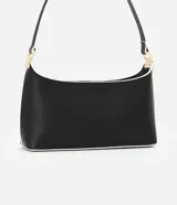 Cartera baguette mediana de cuero sintético color negro, con recortes geométricos en blanco en el frente y asa corta con detalle metálico.