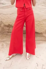 Pantalón jean color borgoña, de corte wide leg y tiro alto.