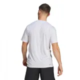 Remera blanca de hombre, corte clásico, cuello redondo y logo Adidas negro en el pecho.