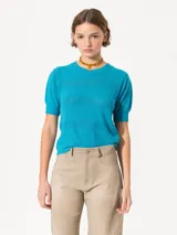 Sweater celeste tejido en bucle, de mangas cortas y largo a la primer cadera.