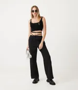 Top cropped sin mangas, color negro, con escote cuadrado y abertura frontal con broches. Presenta textura acanalada.