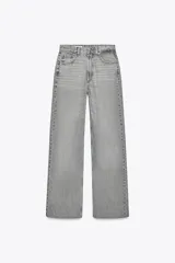 Pantalón de jean gris de corte ancho, tiro alto y largo hasta el tobillo.