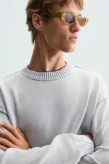 Sweater negro de algodón con cuello redondo y mangas largas. Tiene un acabado lavado con efecto desgastado y rib en cuello, puños y bajo.