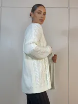 Saco largo abierto de tejido acrílico texturizado color blanco.