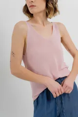 Musculosa tejida color azul eléctrico con hilo brillante, escote en “V” delantero y trasero.