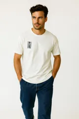 Remera blanca de algodón con estampado de texto negro "it will get better", de corte holgado y cuello redondo.