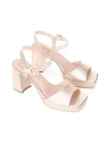 Sandalias de cuero color dorado, con plataforma de 2 cm y taco de 10 cm.