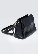 Cartera de hombro negra de cuero sintético con cinco compartimientos y cierre.