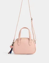 Cartera bowling color gris claro de cuerina con doble asa corta de mano, correa regulable y cierre superior.