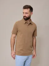Remera polo marrón de piqué de algodón con cuello clásico y tapeta de dos botones. Logo bordado en el pecho. Corte clásico.