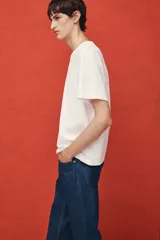 Pantalón de jean azul oscuro de corte recto y relajado, con cintura clásica y cinco bolsillos.
