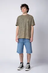 Remera gris con efecto gastado, corte semi-oversize y estampado pequeño en el pecho con un diseño de un girasol.