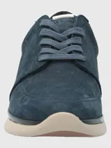 Zapatillas Hush Puppies modelo Goss, color azul marino, confeccionadas en cuero, con detalles metalizados en el talón y cordones. Suela de EVA con tecnología Zero G y plantilla Bloom de algas recicladas.