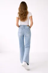 Pantalón de jean azul de tiro alto, corte recto y ligeramente acampanado en la parte inferior.