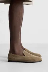 Mocasín de hombre color marrón claro, fabricado en piel con acabado serraje, horma redonda y suela ultrafina.