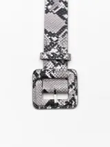 Cinto con hebilla cuadrada y estampado de piel de serpiente en tonos grises y negros.