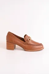 Mocasín de cuero color azul marino con aplique metálico dorado y taco de madera.