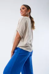 Pantalón capri azul de lino con cintura elastizada y lazo ajustable.