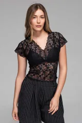 Top negro de encaje con mangas cortas y escote en V.