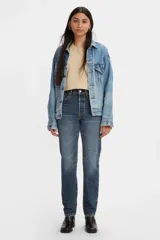 Pantalón de jean azul, de tiro medio con corte recto y 100% algodón.