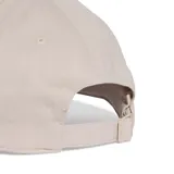 Gorra de béisbol Adidas color beige con logo de la marca bordado en blanco en el lateral y las tres tiras clásicas en la visera.