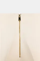 Shorts color crudo de tiro alto con pinzas en delantero y espalda. Cierre trasero con cremallera metálica a contraste.