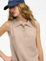 Chaleco color beige de cashmere con cuello polo y botones.