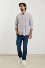 Camisa de manga larga a rayas verticales finas color blanco y gris, con cuello abotonado y bolsillo en el pecho.