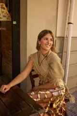 Chal tejido en algodón color negro con flecos en los bordes.