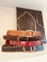 Cinturón de cuero marrón con hebilla metálica ovalada.