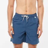 Short de baño azul con cordón blanco en la cintura.