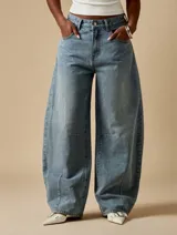 Pantalón de jean celeste, de corte amplio y tiro alto.