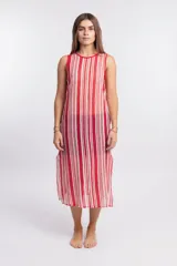 Vestido midi sin mangas con estampado de rayas verticales rojas y blancas.