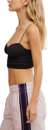 Top corto negro con textura y breteles finos.