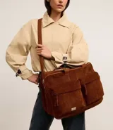 Bolso tipo valija grande color marrón de terciopelo cotelé con bolsillos delanteros, correa de mano y asa larga de gorgorán.