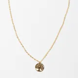 Collar dorado con dije circular calado con el diseño del árbol de la vida.