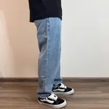 Pantalón de jean celeste con corte holgado.