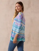 Blusa estampada de seda fría marca Ruby Rd, con cuello redondo y escote en V, y mangas tres cuartos.