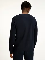 Remera de manga larga Tommy Hilfiger azul marino de corte slim fit, con cuello redondo y logo bordado en el pecho.