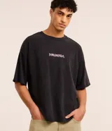 Remera negra de algodón con efecto marmolado, corte oversized, cuello redondo, mangas cortas y estampa frontal con la leyenda "Wild Sea".