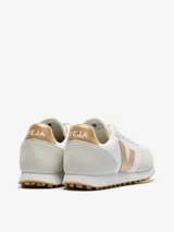 Zapatillas Veja Sdu Alveomesh en blanco y platino para mujer. Fabricadas con poliéster reciclado, gamuza vegana y lona recubierta.