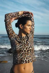 Camiseta manga larga de lycra con estampado animal print de leopardo.