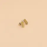 Par de aros tipo botón de plata 925 con un inserto ovalado de oro en el centro.