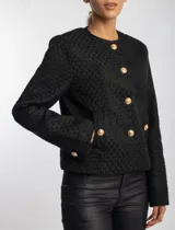 Chaqueta negra con textura, cuello redondo, cierre frontal con botones dorados y bolsillos delanteros con solapa y botón dorado.